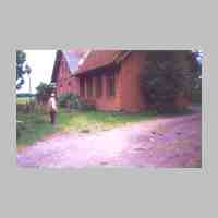 020-1004 Guenter Albien vor der Schule Gauleden im Sommer 2000.jpg